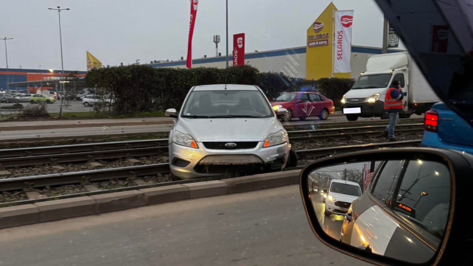 un sofer a ajuns pe sinele de tramvai de pe valea cascadelor si a blocat linia 25 pe ambele sensuri martor masina dauna totala 693c493ac9455