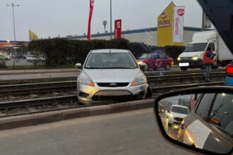 un sofer a ajuns pe sinele de tramvai de pe valea cascadelor si a blocat linia 25 pe ambele sensuri martor masina dauna totala 693c493ac9455