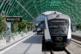 un tren a ramas in camp in drum spre aeroportul otopeni un incident tehnic a adus calatoriei o intarziere de o ora si jumatate 694171bfbf530