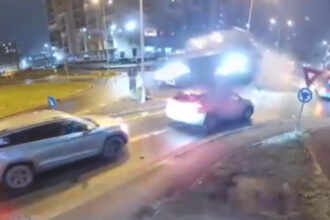 video accident ca n filme o masina a zburat ca o racheta dupa ce a lovit un sens giratoriu din oradea 693271ece3393