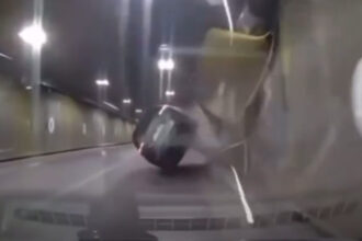 video accident grav in pasajul unirii din capitala un sofer s a izbit cu masina de peretele despartitor si s a rasturnat 69529481e111c