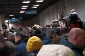 video aglomeratie la metroul din bucuresti dupa parada de 1 decembrie unui calator i s a facut rau 692d8e57e9923