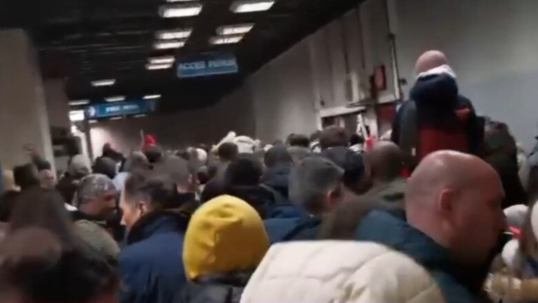 video aglomeratie la metroul din bucuresti dupa parada de 1 decembrie unui calator i s a facut rau 692d8e57e9923