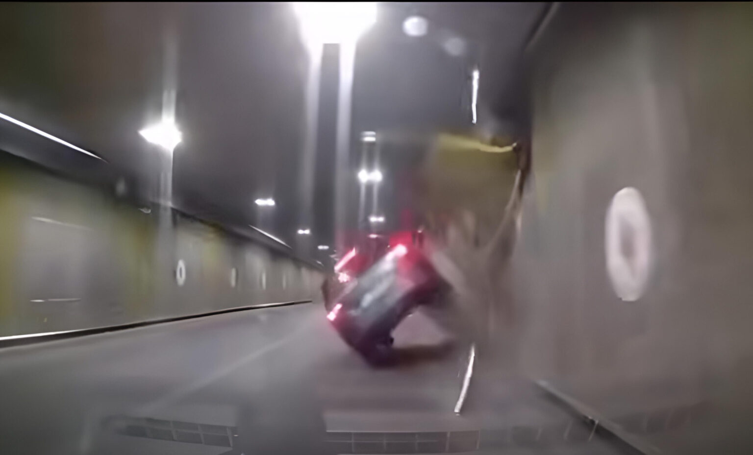 video incredibil accident in pasajul unirii unde o masina s a izbit de perete a facut o tumba n aer si s a rasturnat nu inteleg cum a fost posibil 69521564738b2