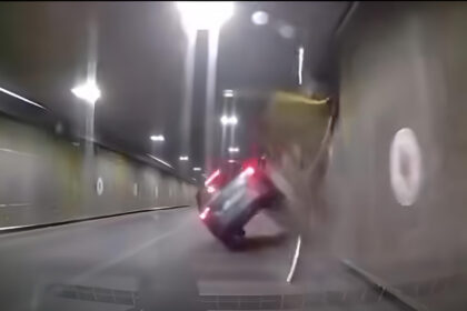 video incredibil accident in pasajul unirii unde o masina s a izbit de perete a facut o tumba n aer si s a rasturnat nu inteleg cum a fost posibil 69521564738b2