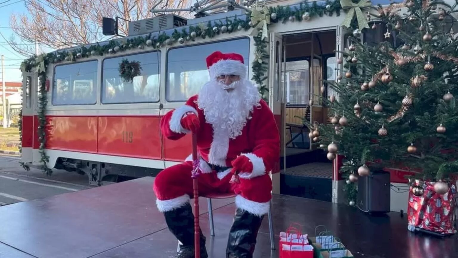 video mos craciun vine si anul acesta cu stb tramvaiul colindelor si alte 3 decorate festiv ies pe traseu pentru a aduce magia sarbatorilor pe strazile din bucuresti 693b03f5d4638