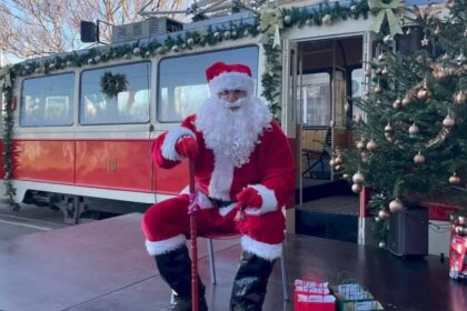 video mos craciun vine si anul acesta cu stb tramvaiul colindelor si alte 3 decorate festiv ies pe traseu pentru a aduce magia sarbatorilor pe strazile din bucuresti 693b03f5d4638