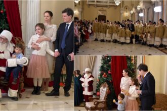 video nicusor dan alaturi de partenera si copii lui a deschis usa de la cotroceni pentru colindatori si mos craciun presedintele s a bucurat si de colacei traditionali 694bb9b308928