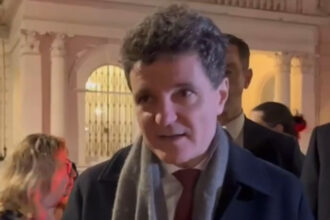 video romanii din londra l au asteptat pe presedinte in fata ambasadei nicusoare nu mai sta apara justitia ce le a transmis oamenilor 69424afe601f2