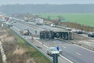video un camion plin cu piatra s a rasturnat pe contrasens pe a3 pe sensul dinspre bucuresti spre ploiesti trafic blocat la snagov 693935bae40ea