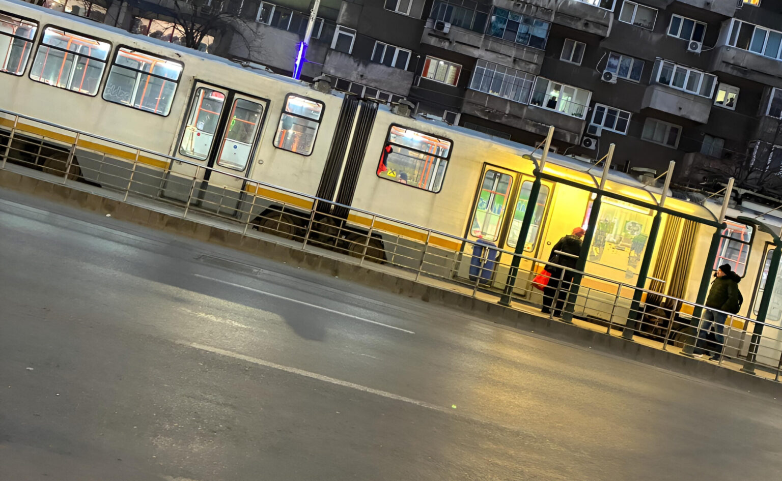 video urgenta medicala in tramvai stb liniile 14 36 si 55 blocate pe bd pantelimon in statia bd chisinau pe sensul spre piata sfanta vineri 694abcafeae35