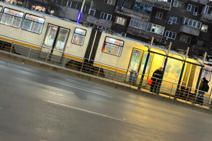 video urgenta medicala in tramvai stb liniile 14 36 si 55 blocate pe bd pantelimon in statia bd chisinau pe sensul spre piata sfanta vineri 694abcafeae35