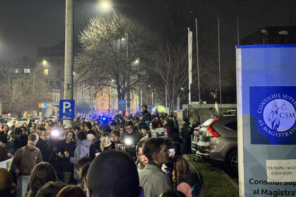 videofoto manifestatie pentru independenta justitiei in fata sediului consiliului superior al magistraturii protest si in cluj 6939c040f3d8e