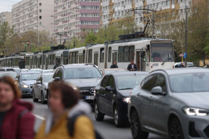 zeci de mii de bucuresteni blocati 14 ore in tramvaie de masini parcate pe sine in acest an parcarile preferate sunt pe mosilor si alexandriei pe liniile 21 si 32 69410f4f8971e