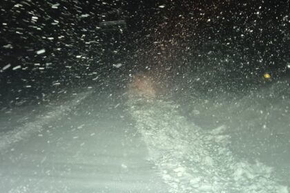 a fost inchis drumul catre cota 1400 din sinaia din cauza zapezii depuse pe carosabil 695b77255bc0d