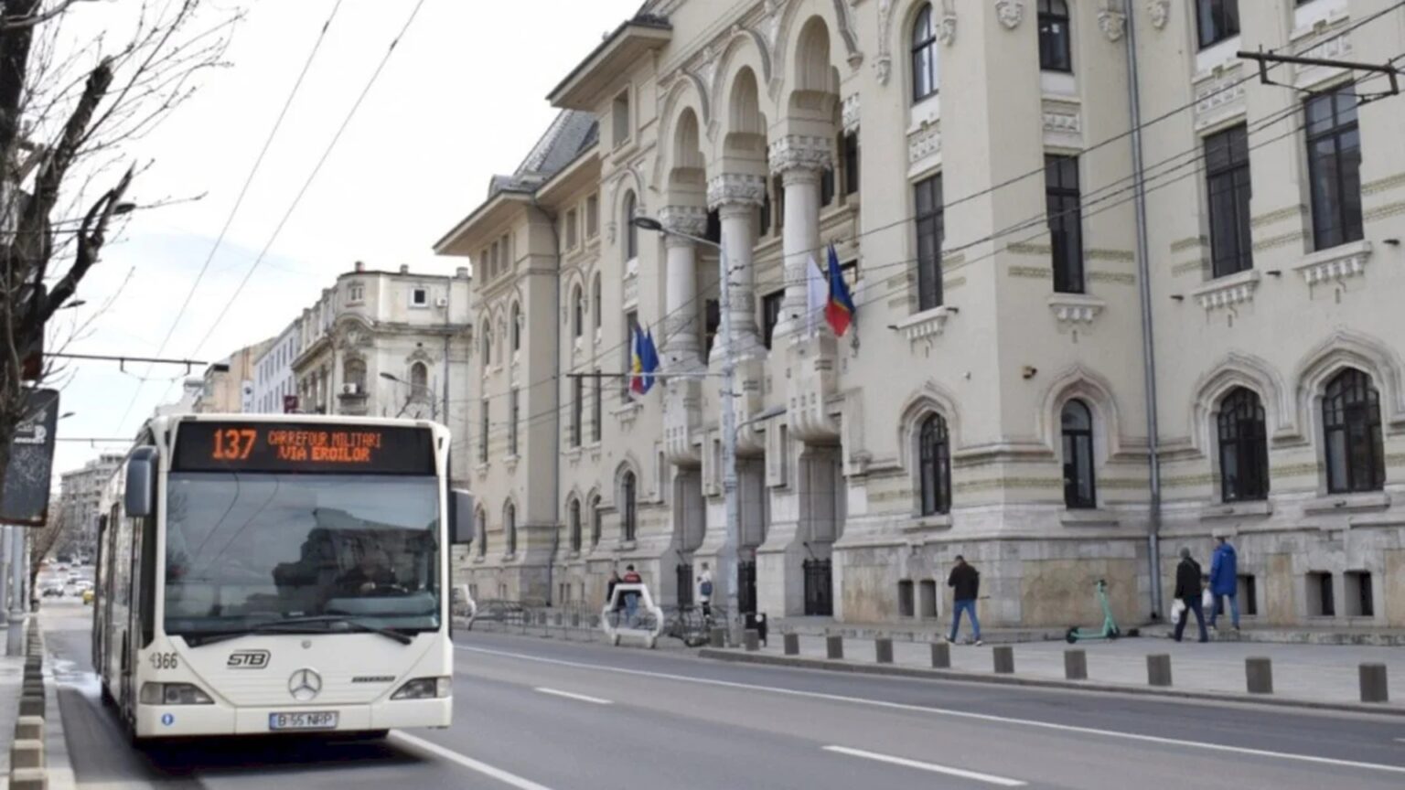 alerta s a surpat asfaltul in zona calea victoriei strada c a rosetti trei linii stb de autobuz sunt blocate pe sensul spre magheru 696a794d626a6