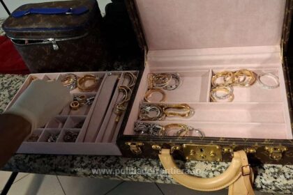 bijuterii ceasuri si sume de bani nedeclarate descoperite in bagajele a doua femei pe aeroportul henri coanda 6962287c1117e