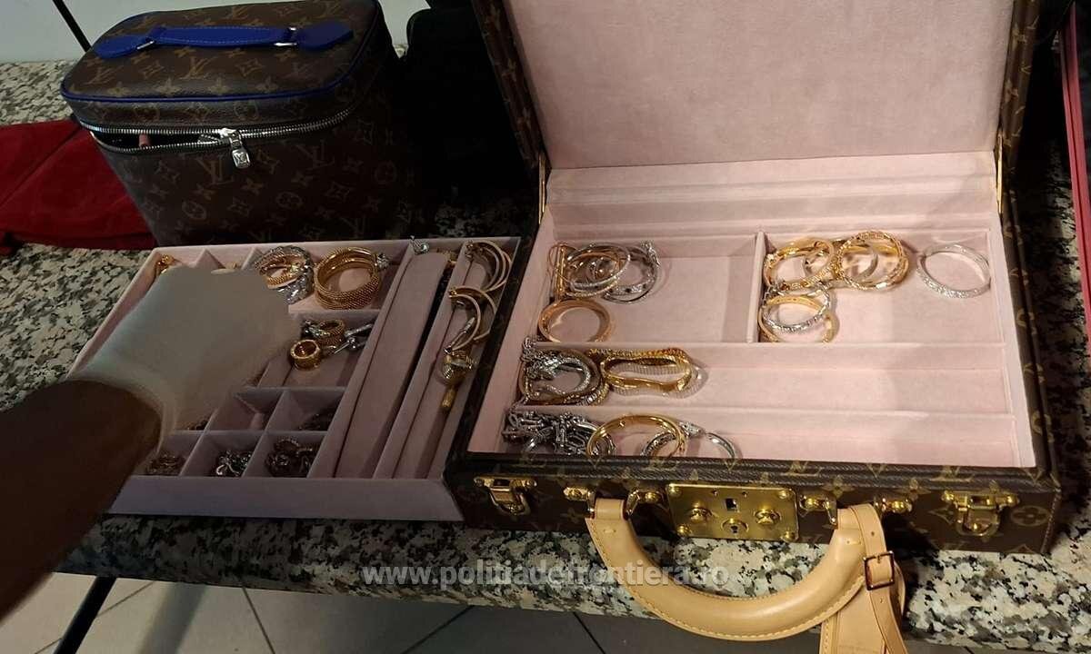 bijuterii ceasuri si sume de bani nedeclarate descoperite in bagajele a doua femei pe aeroportul henri coanda 6962287c1117e