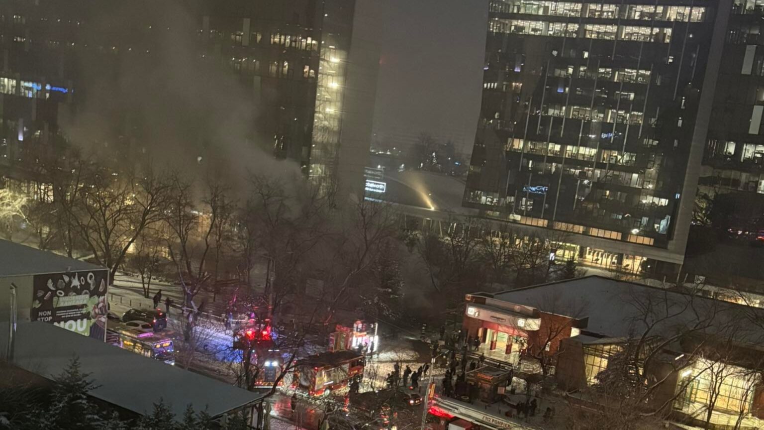 breaking incendiu langa statia de metrou pipera unde arde simigeria lui matei echipe de interventie la fata locului se circula pe o singura banda update 69649b15428d3