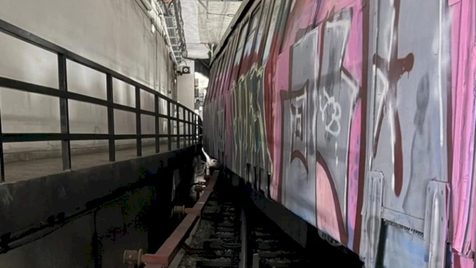 care a fost cauza deraierii metroului din noaptea de 1 ianuarie pe m4 la laminorului mecanicii implicati au fost suspendati pana la clarificarea situatiei 6958bd8f5bcc8