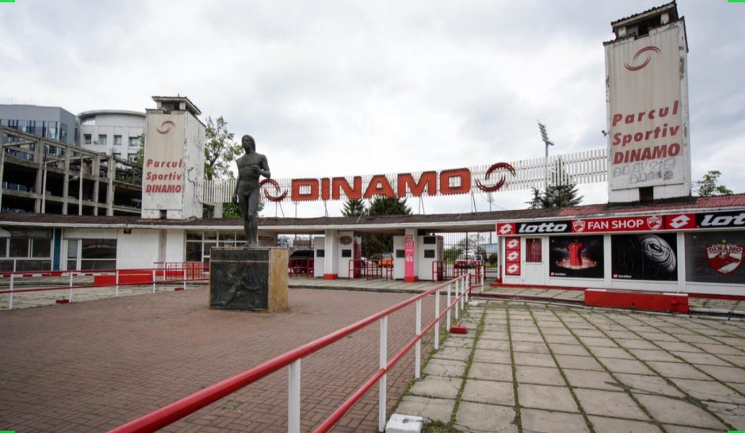 dinamovistii isi iau astazi la revedere de la vechiul stadion la pranz suporterii se aduna in potcoava de la intrare si pot pleca cu un suvenir 696f43b404359