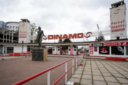 dinamovistii isi iau astazi la revedere de la vechiul stadion la pranz suporterii se aduna in potcoava de la intrare si pot pleca cu un suvenir 696f43b404359