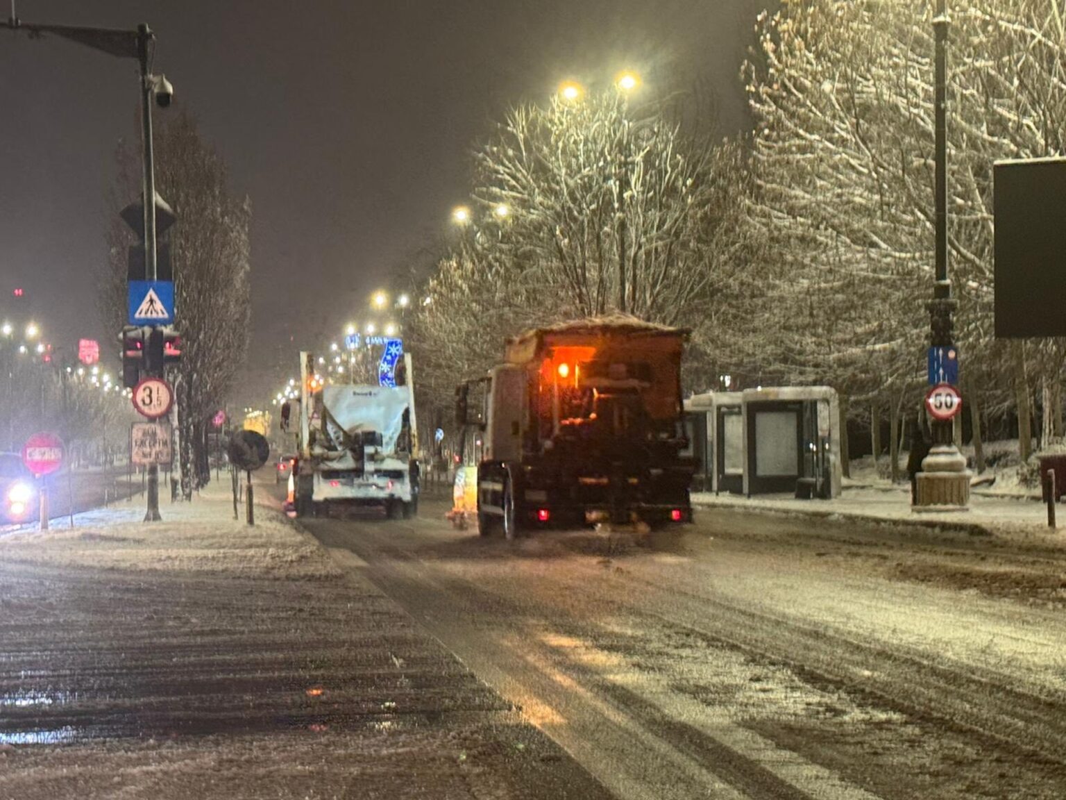 foto dl negoita anunta marea deszapezire prin sectorul 3 si ca echipele sunt pe teren pe internet mai multi bucuresteni spun ca n realitate nu prea au ajuns utilajele 6963a13cbe922