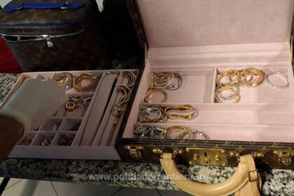 foto doua romance care veneau din dubai au fost prinse pe aeroportul otopeni cu bijuterii ceasuri si bani in valoare de 3 milioane de euro 69623c4ce1a11