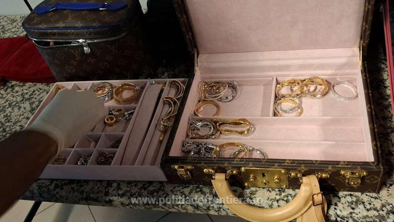 foto doua romance care veneau din dubai au fost prinse pe aeroportul otopeni cu bijuterii ceasuri si bani in valoare de 3 milioane de euro 69623c4ce1a11