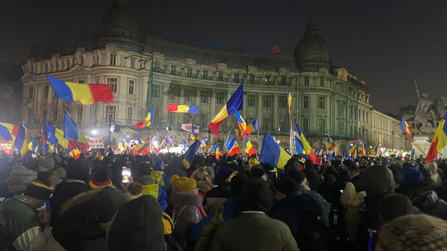 foto mii de persoane la protestul organizat de claudiu tarziu si sustinut de aur manifestantii au plecat spre piata romana 69691dc221bf1