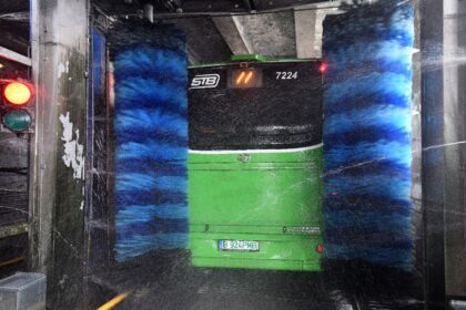 foto primaria capitalei prezinta cum se face curatenie in autobuzele stb 69785c2a20cf5
