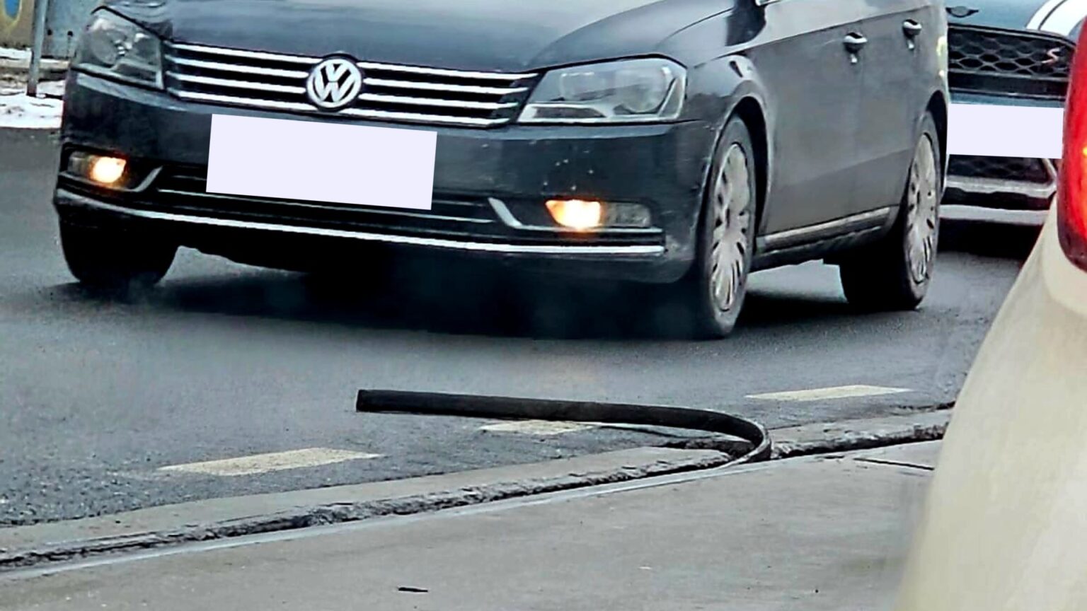 foto probabil cea mai rupta si periculoasa sina de tramvai din bucuresti a sarit de pe traseu si a ajuns de a latul unei benzi de pe calea calarasi la nr 46 696e37cd988a6