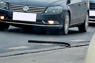 foto probabil cea mai rupta si periculoasa sina de tramvai din bucuresti a sarit de pe traseu si a ajuns de a latul unei benzi de pe calea calarasi la nr 46 696e37cd988a6