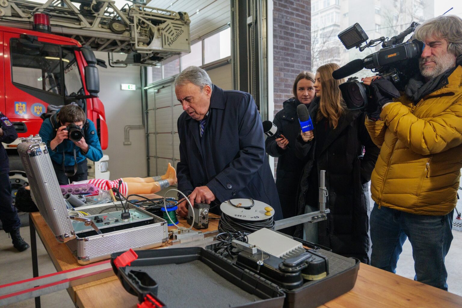 foto sector 2 un echipament pentru salvarea din spatii inguste predat isu dealul spirii 697935080be3e