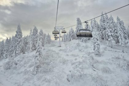 foto sezonul de schi s a deschis oficial in poiana brasov bucurestenii si nu numai sunt asteptati sa urce pe partiile lupului drumul rosu si bradul 6957ceb47c7e8