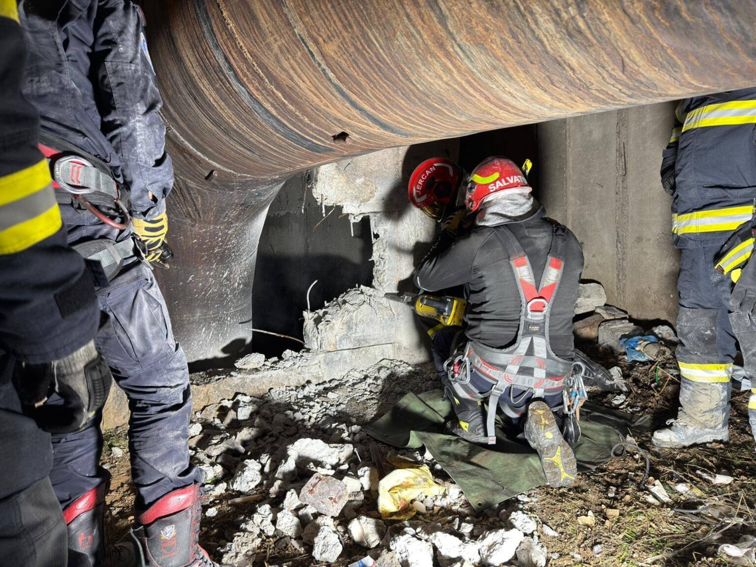 foto tanar blocat cateva zile intr un canal din bucuresti niste bucuresteni care treceau pe strada l au auzit cum striga si au sunat la 112 695e3bd2b4f06