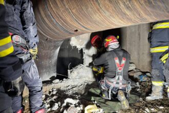 foto tanar blocat cateva zile intr un canal din bucuresti niste bucuresteni care treceau pe strada l au auzit cum striga si au sunat la 112 695e3bd2b4f06