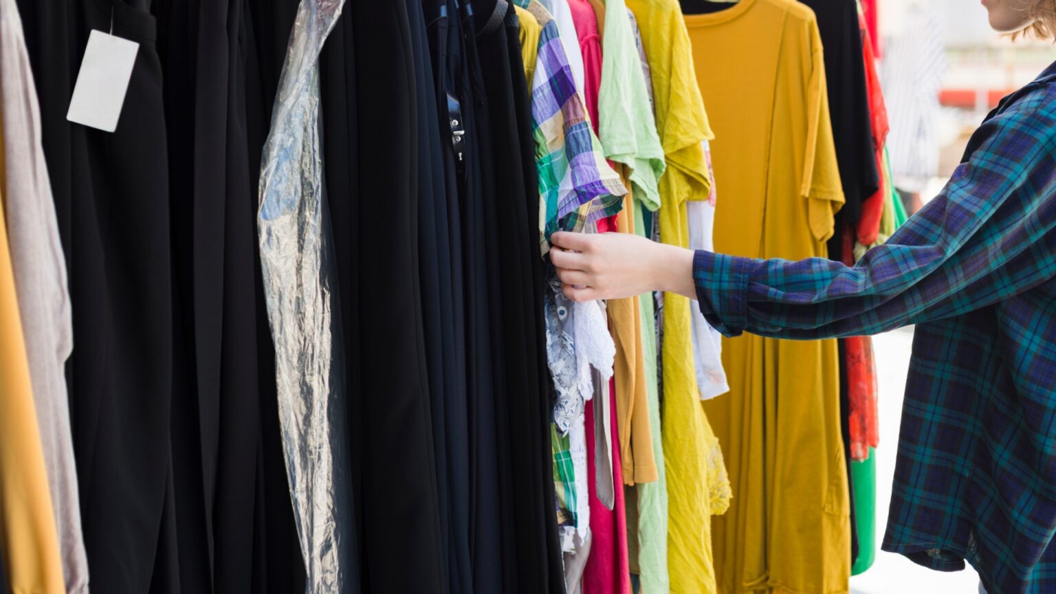 free shop comunitar e in acest weekend langa statia de metrou titan bucurestenii pot dona sau lua haine jucarii incaltari sau tablouri 696143ddd46fd