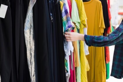 free shop comunitar e in acest weekend langa statia de metrou titan bucurestenii pot dona sau lua haine jucarii incaltari sau tablouri 696143ddd46fd