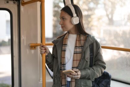 in tramvai in metrou sau pe strada bucurestenii vor putea asculta teatru radiofonic pe o noua versiune a platformei eteatru ro lansarea pe 15 ianuarie 69676787b5d3f