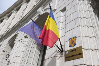 incendiu la ministerul finantelor pompierii au intervenit cu mai multe autospeciale 695f970cc49a0