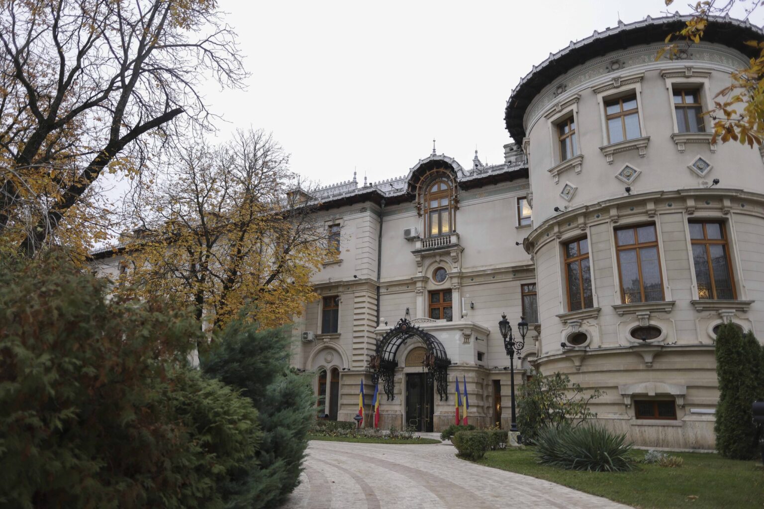 intrare libera la muzeul cotroceni la tururile neghidate de ziua culturii e deschisa si expozitia lumini si umbre ferdinand si maria 69610a7110192