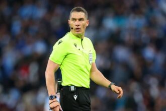 istvan kovacs arbitreaza meciul echipei inter milano condusa de cristian chivu cu borussia dortmund 69776880e45e0