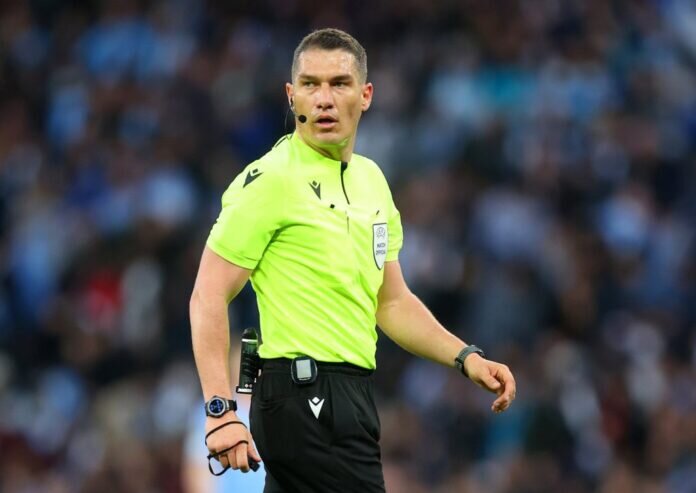 istvan kovacs arbitreaza meciul echipei inter milano condusa de cristian chivu cu borussia dortmund 69776880e45e0