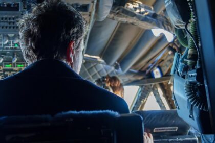 ministrul apararii un zbor cu avionul spartan pana la paris costa circa 30 000 de euro de sase ori mai putin decat in mandatul lui klaus iohannis 695fd52a2da89