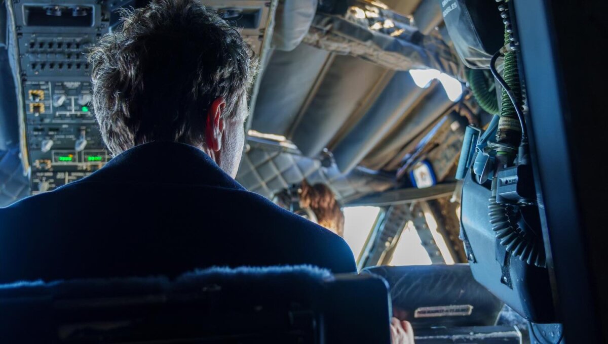 ministrul apararii un zbor cu avionul spartan pana la paris costa circa 30 000 de euro de sase ori mai putin decat in mandatul lui klaus iohannis 695fd52a2da89