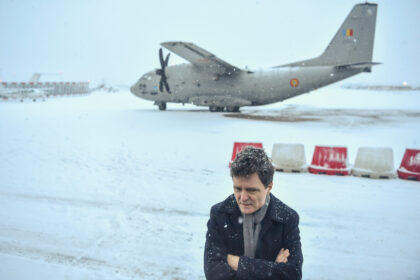 nicusor dan se intoarce in sfarsit la bucuresti cu 24 de ore de intarziere dupa ce a fost blocat pe aeroport la paris aeronava spartan a decolat spre otopeni 695e80becf3e3