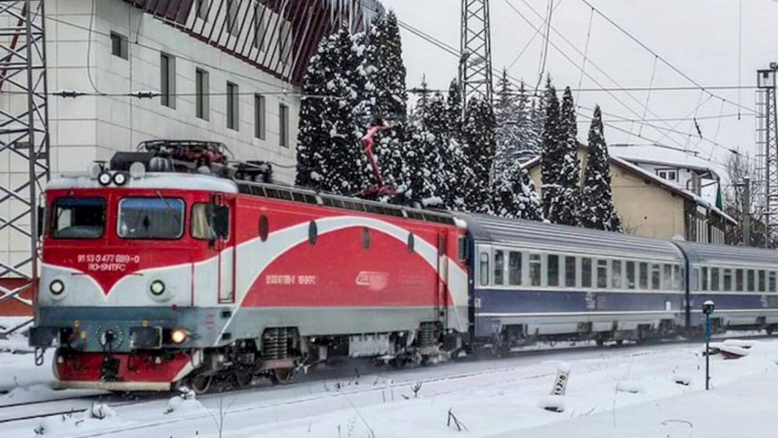 ninsorile pun in dificultate circulatia mai multor trenuri care vin spre bucuresti cfr calatori trenul dinspre curtici are o intarziere de peste patru ore 695f8d575bed8