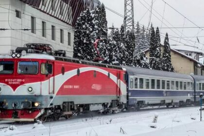 ninsorile pun in dificultate circulatia mai multor trenuri care vin spre bucuresti cfr calatori trenul dinspre curtici are o intarziere de peste patru ore 695f8d575bed8
