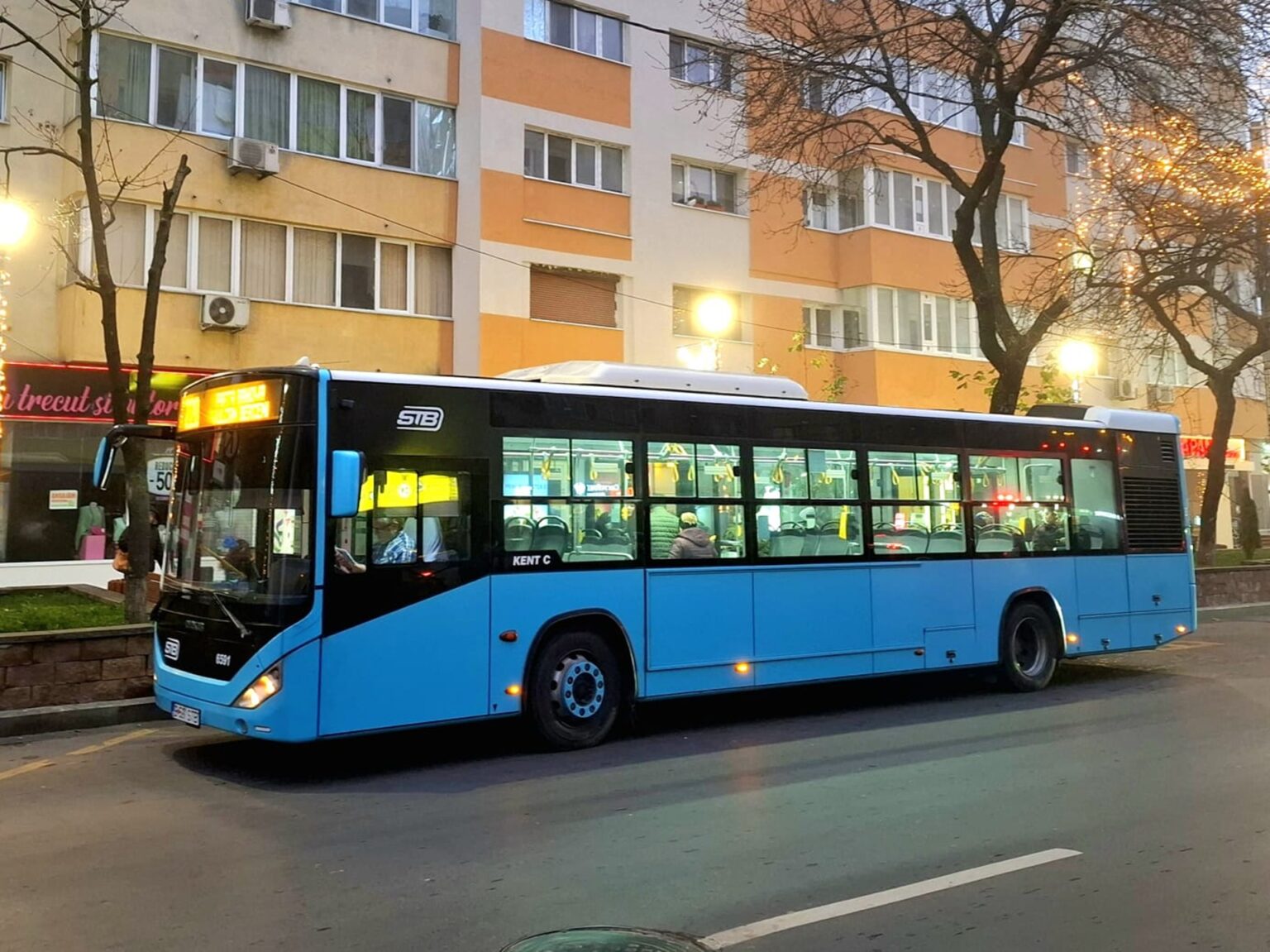 panica intr un otokar de pe linia 640 din bucuresti calator autobuzul s a umplut de fum in spate soferul stia despre defectiune 695fb784f3564
